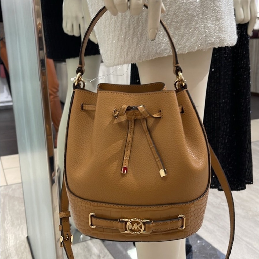 MICHAEL KORS
Reed Medium Pebbled Leather Belted Bucket Messenger SatchelCrossbo - Picture 5 of 16